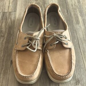Light brown leather men’s Sperry Bluefish boat shoes.